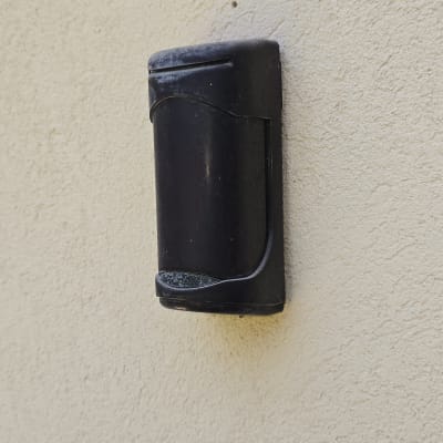 חיישן אבטחה מותקן על קיר חיצוני