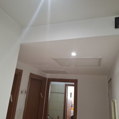 תקרת גבס עם תאורה שקועה ומזגן מרכזי