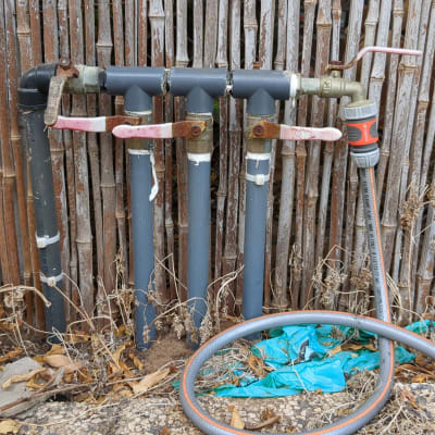 צינורות פלסטיק עם ברזים ומחברים