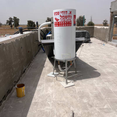 דוד שמש על גג עם צינורות וחיבורים