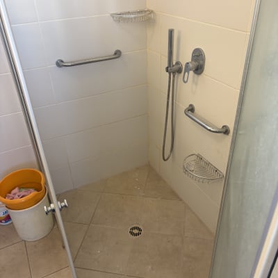 מקלחת עם דלי ומטליות לניקוי