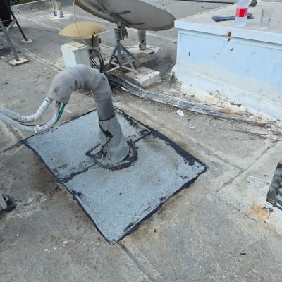 איטום גג עם צינור ואנטנה