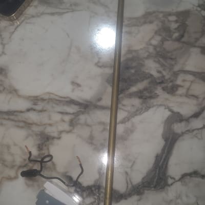 רכיב מתכתי עם חוטים על משטח שיש