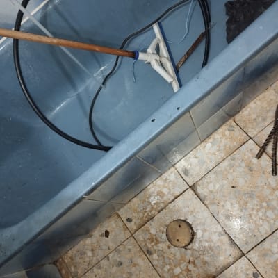 כלים לניקוי אמבטיה וצינורות במקלחת