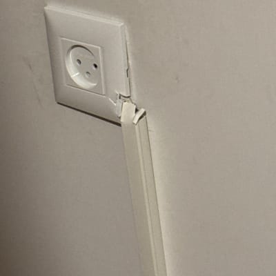 שקע חשמלי עם חוט חשמל חשוף