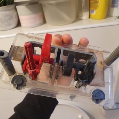 כלי עבודה עם חלקים אדומים ושחורים על רקע חדר אמבטיה