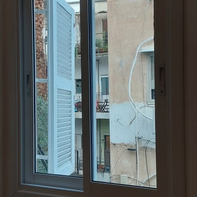 חלון אלומיניום עם מסגרת לבנה