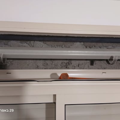 תמונה של תריס פתוח עם קיר בטון מאחוריו