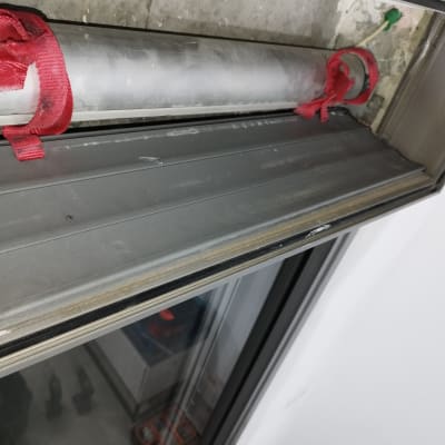 צינור מתכת עם רצועות אדומות לתריסים