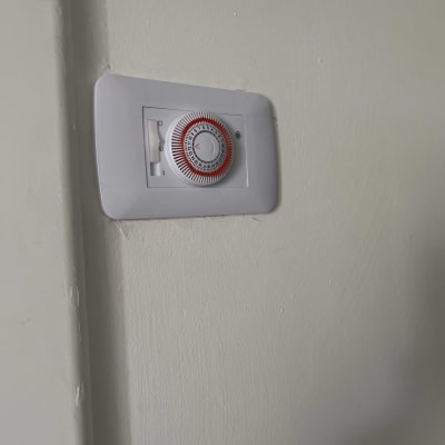 שעון טיימר על קיר, חלק מעבודת חשמל