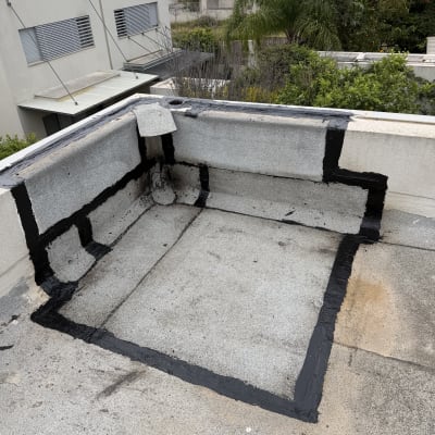 איטום גג עם חומרי איטום שחורים