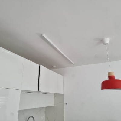 מנורה אדומה תלויה ותאורה תקרה לבנה