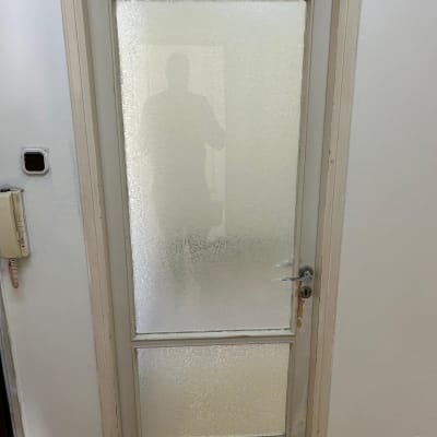 דלת עם צבע מתקלף בחלק העליון והצדדים