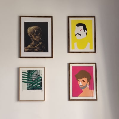 ארבע תמונות ממוסגרות תלויות על קיר לבן