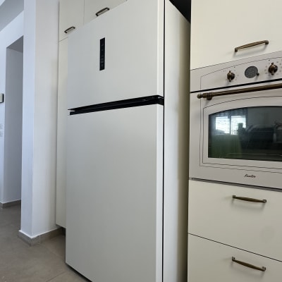 מקרר לבן עם דלתות חלקות במטבח מודרני