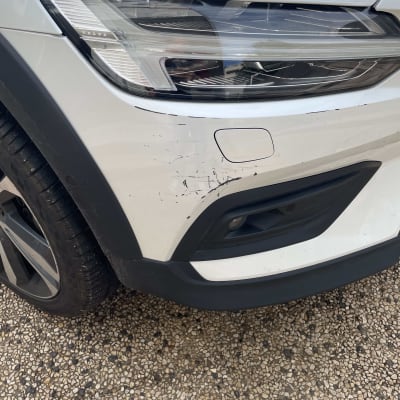 פגוש רכב לבן עם שריטות שחורות