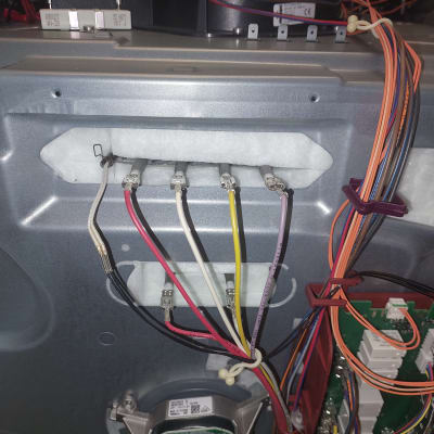 חוטי חשמל צבעוניים מחוברים ללוח מעגלים חשמלי