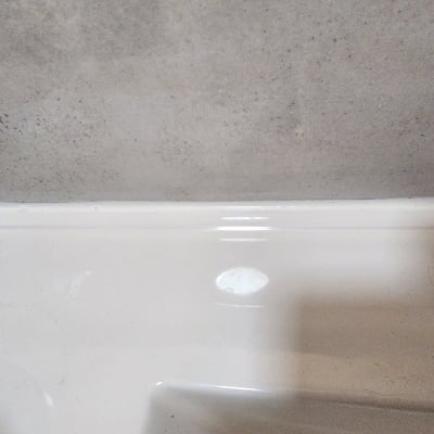 חיבור בין קיר לאמבטיה עם אריחים