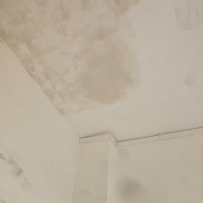 תקרה עם סימני רטיבות ותיקון איטום