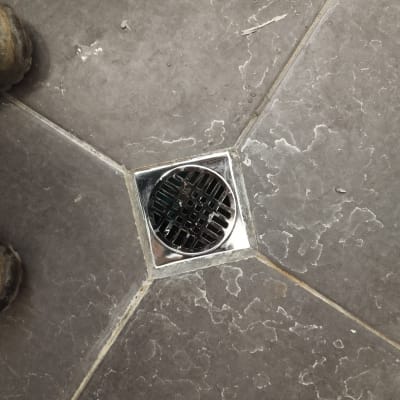 רצפת אריחים עם ניקוז מתכת מרובע