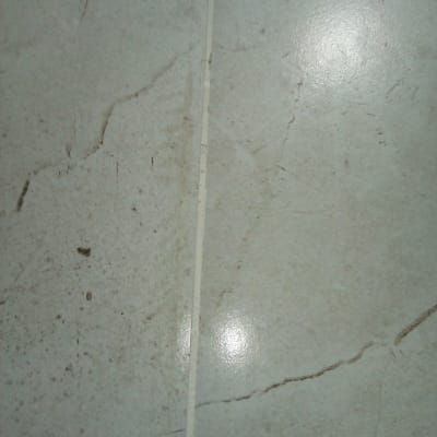 רצפה מלוכלכת עם כתמים ולכלוך