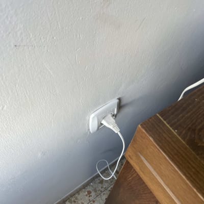 שקע חשמל עם תקע מחובר לקיר