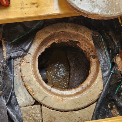 פתח ביוב עם מכסה בטון פתוח ועבודת תיקון