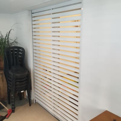 תריסים לבנים אופקיים על חלון