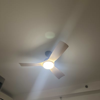 מאוורר תקרה עם תאורה בחדר