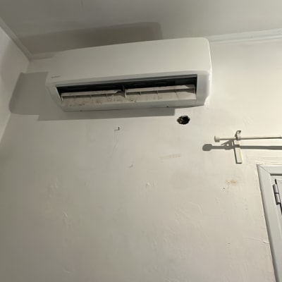 מזגן מותקן על קיר לבן