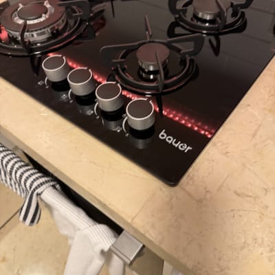 כיריים גז עם כפתורים במטבח מודרני