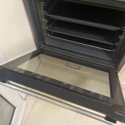 תנור אפייה פתוח עם מגשים בפנים