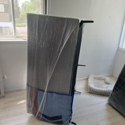 רהיט עטוף בניילון בחדר ריק עם חלון