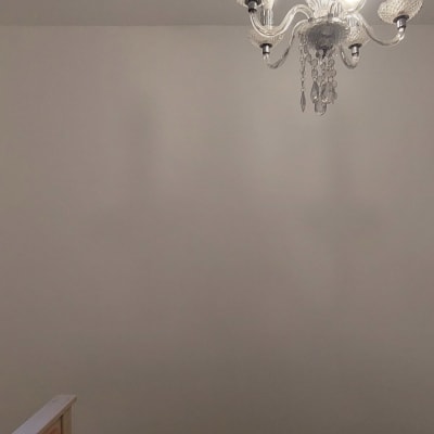 קיר לבן חלק עם נברשת תקרה