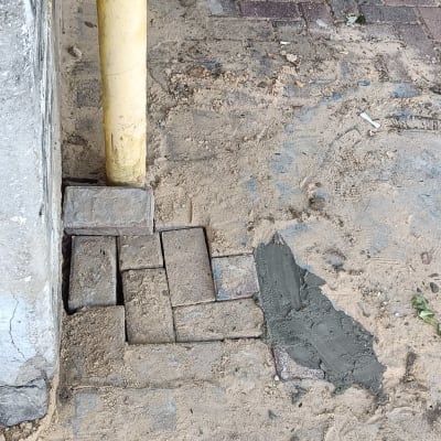 ברז כיבוי אש אדום על עמוד צהוב