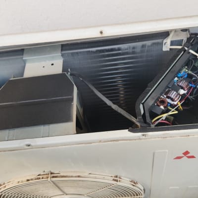 יחידת מיזוג אוויר פתוחה עם רכיבים פנימיים