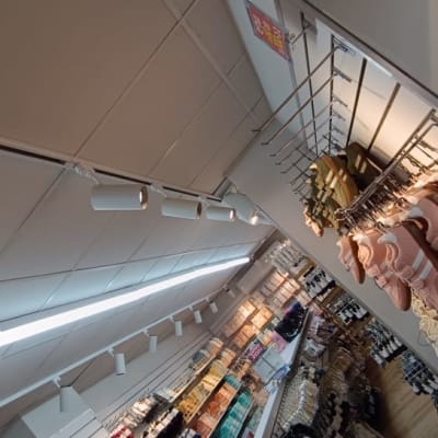 תאורה בחנות עם נעליים על מדפים