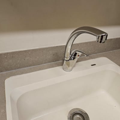 ברז כרום וכיור עם מסננת מתכת