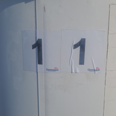 מדבקות מספרים על דוד שמש עם לוגו כרומגן