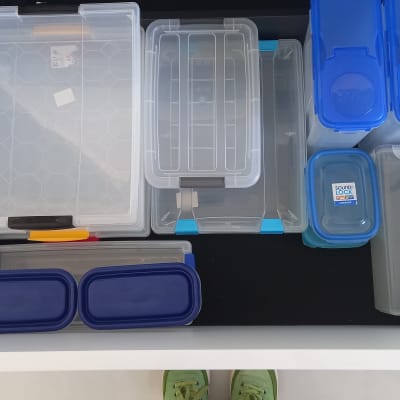 מגוון קופסאות פלסטיק לאחסון במגירה מאורגנת