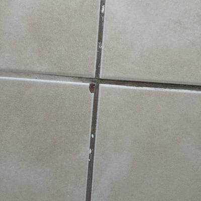 אריחי קרמיקה עם רובה בין האריחים