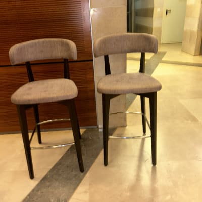 שני כיסאות מרופדים עם רגלי עץ כהות