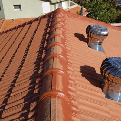 גג רעפים עם שני ונטות מתכת כסופות