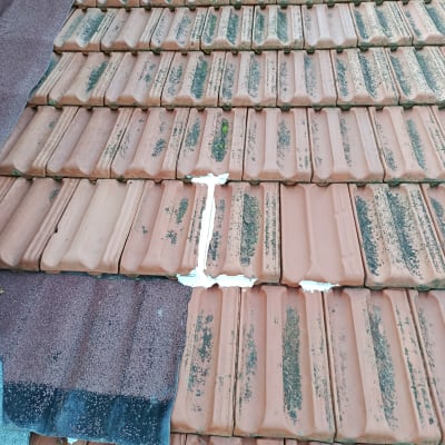 תמונה של גג רעפים עם תיקון