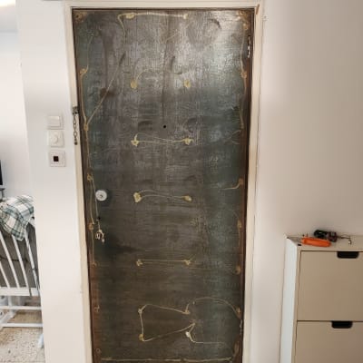 דלת מתכת עם ציפוי והכנה לצביעה