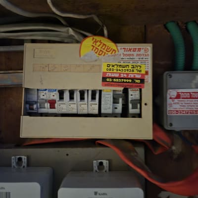 לוח חשמל עם מפסקים וחוטים חשמליים