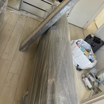 רהיטים עטופים בניילון מוכנים להובלה