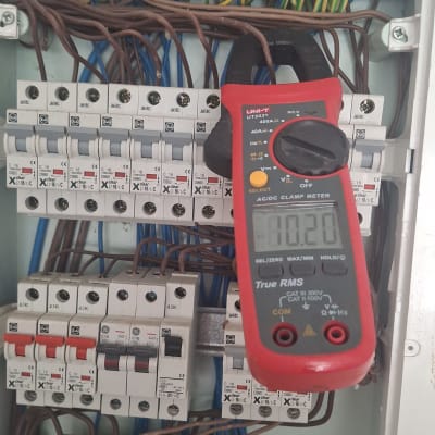 לוח חשמל עם מד זרם אדום