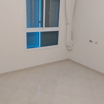 חדר ריק עם חלון ווילון לבן