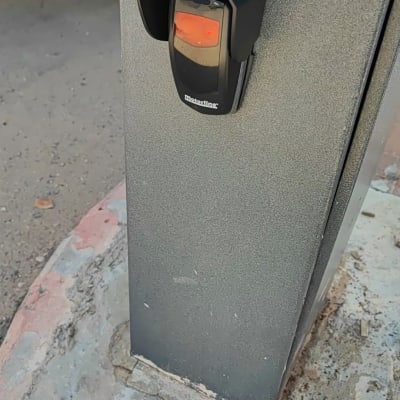 קורא כרטיסים חשמלי מותקן על עמוד מתכת